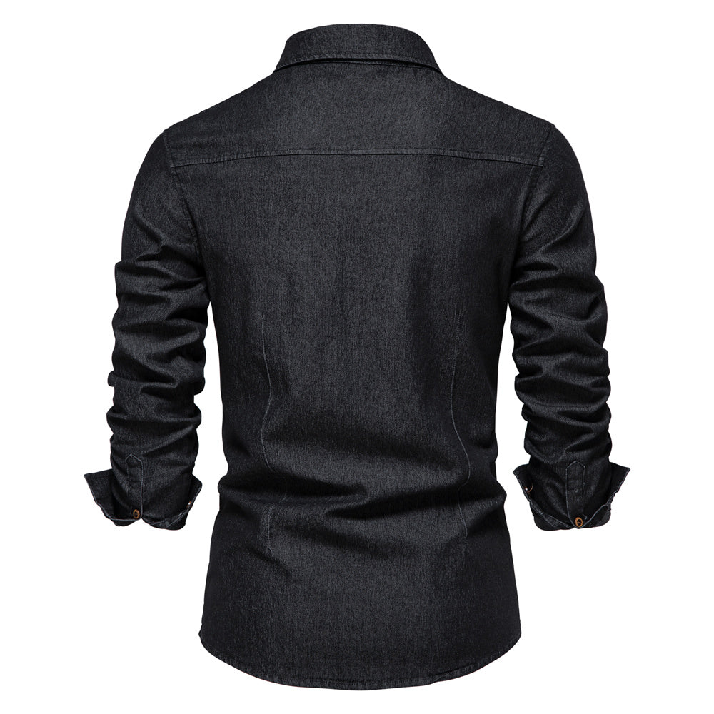 Close-up van het Hugo denim herenoverhemd, toont de kwaliteit van de stof en knoopdetails. Casual mode.