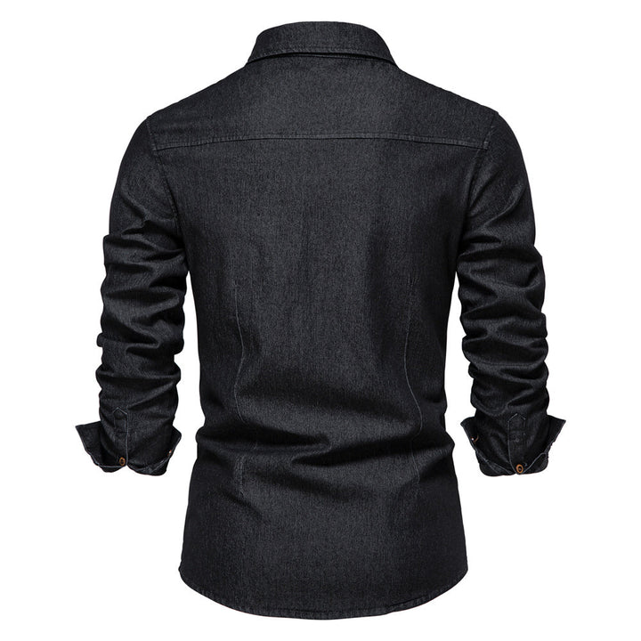 Close-up van het Hugo denim herenoverhemd, toont de kwaliteit van de stof en knoopdetails. Casual mode.