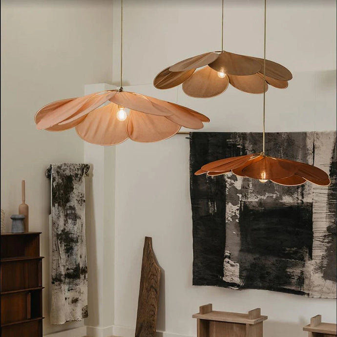 Stijlvolle bloemvormige Petalume hanglamp van stof en metaal, ideaal voor natuurlijke sfeerverlichting.
