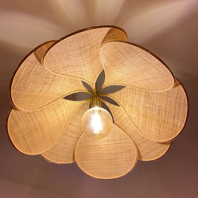 Design hanglamp 'Petalume' met delicate stoffen bloemblaadjes en metalen frame, voor warme natuurlijke sfeer.