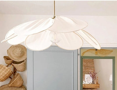 Elegante bloemvormige hanglamp Petalume, ideaal voor een stijlvolle, natuurlijke sfeer in moderne interieurs.