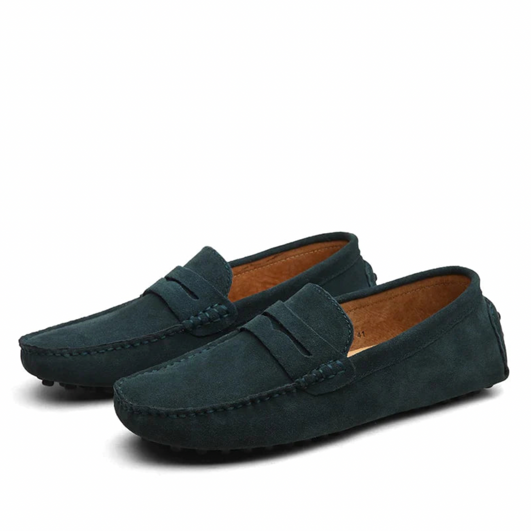 Veelzijdige bruine heren loafers, comfortabel en stijlvol met een modern Italiaans uiterlijk.