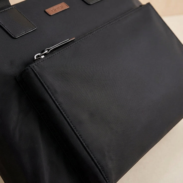 Unisex canvas MetroBrief laptoptas gedragen. Comfortabele schoudertas, perfect als reistas of kantoortas.