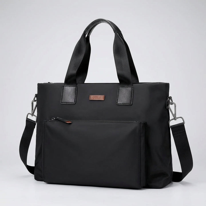 Ruime canvas MetroBrief laptoptas met laptop erin. Praktische en veilige zakelijke pendeltas voor professionals.