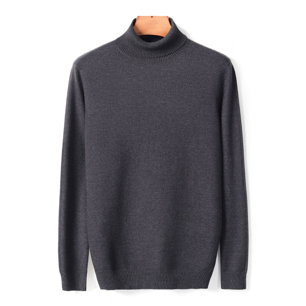 Comfortabele heren coltrui in beige, perfect gestyled met een spijkerbroek voor een casual outfit, warm en zacht.