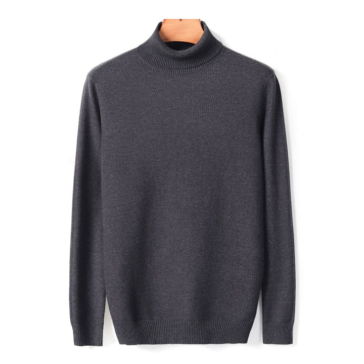 Comfortabele heren coltrui in beige, perfect gestyled met een spijkerbroek voor een casual outfit, warm en zacht.
