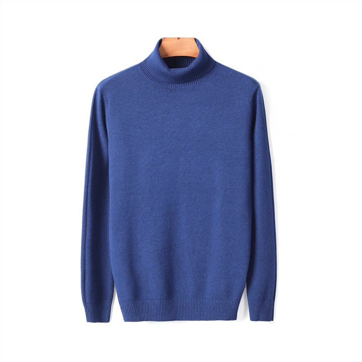 Zijaanzicht van een donkerblauwe heren coltrui, toont de perfecte pasvorm en de fijne gebreide textuur.