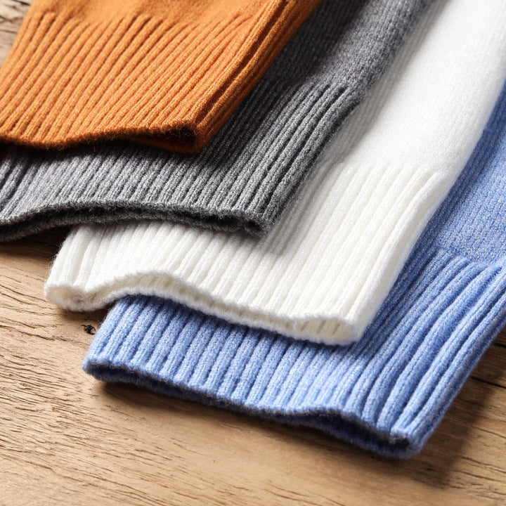 Elegante zwarte heren coltrui, perfect voor een stijlvolle en warme look in de herfst en winter.