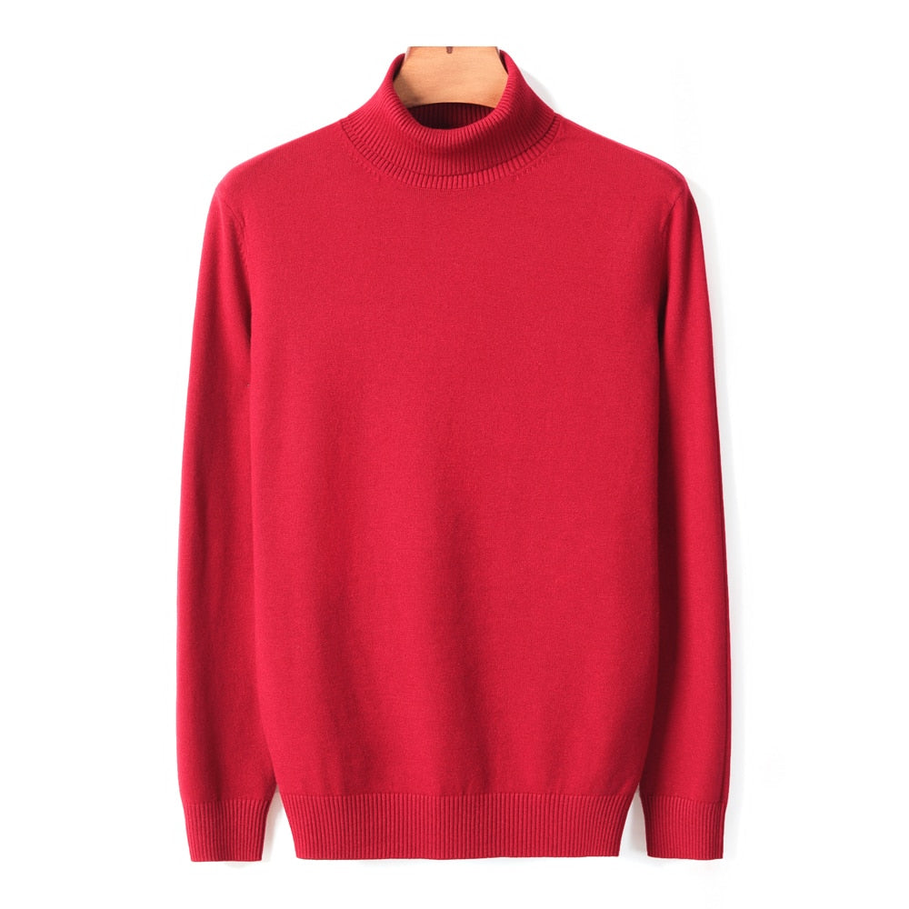 Close-up van de zachte, ribgebreide hoge kraag van deze comfortabele heren coltrui, voor extra warmte.