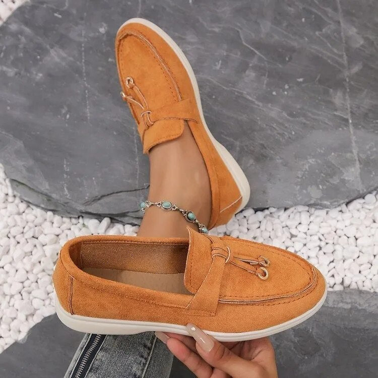 Zachte, elegante dames instappers; platte loafers die comfort bieden voor een lange dag, zakelijk of privé.