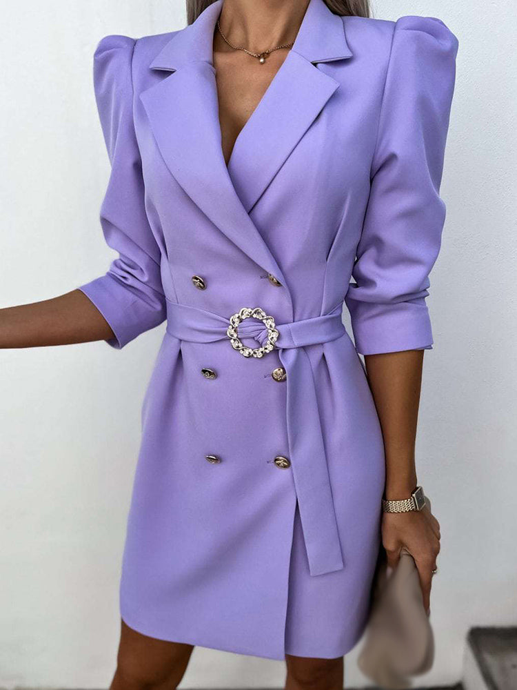 Korte dames wikkeljurk met trendy blazer look. Geschikt als lente- of zomerjurk en voor elke gelegenheid.