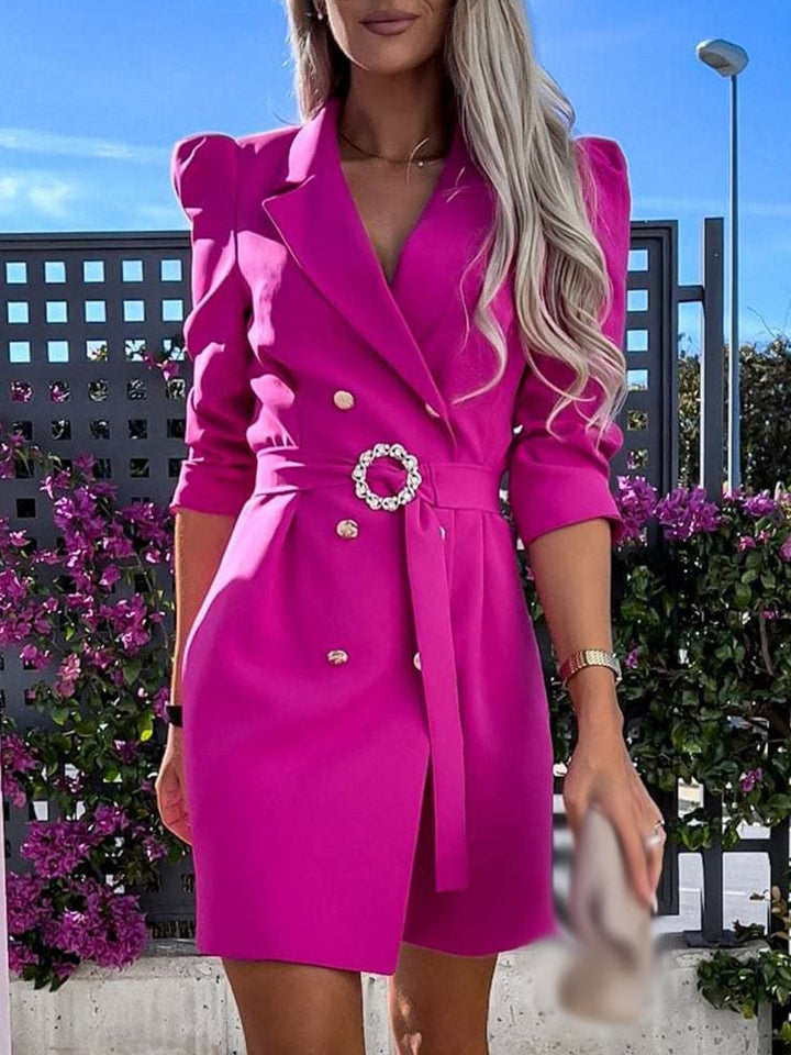 Stijlvolle korte damesjurk: een wikkeljurk met elegante blazer look. Perfect voor een zomerse of lente outfit.