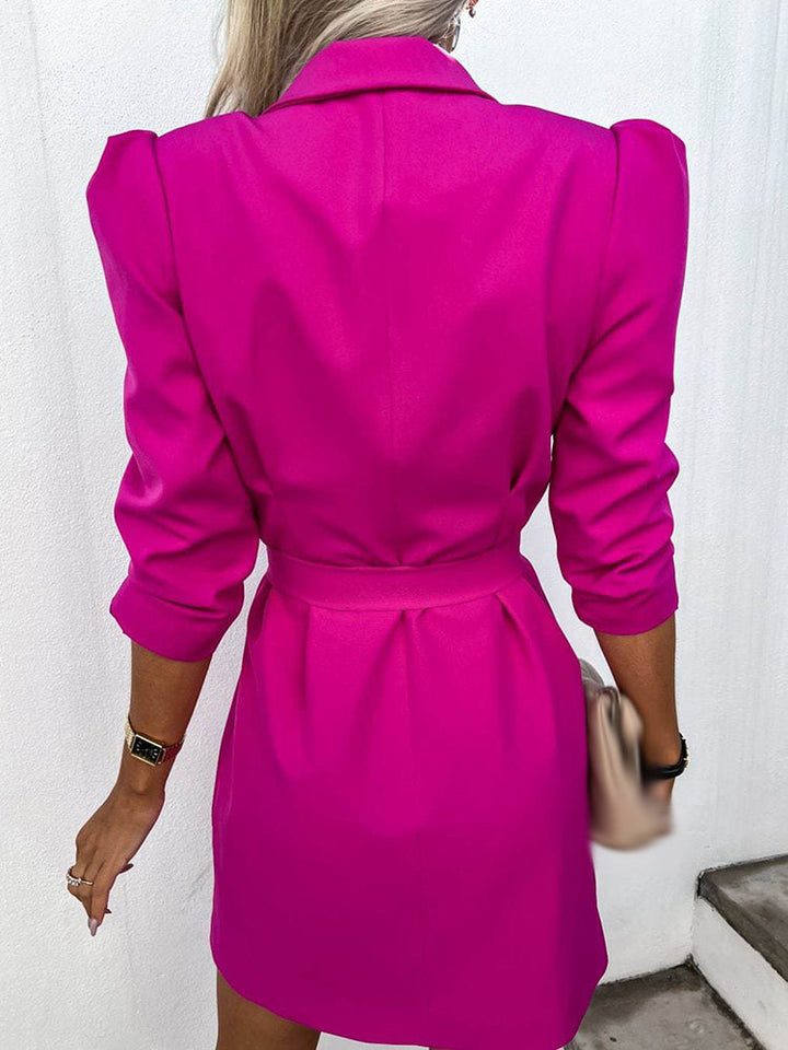 Deze BossyDress combineert een wikkeljurk met een blazer look. Een comfortabele, veelzijdige en elegante damesjurk.