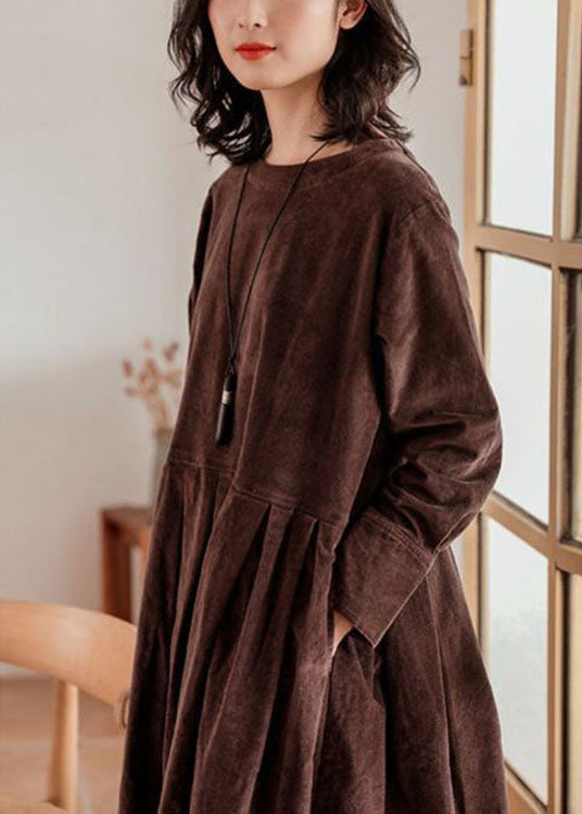 Veelzijdige Emilia damesjurk van corduroy, perfect voor comfortabele en trendy herfst/winter mode.