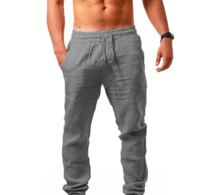 Man poseert in de stijlvolle en comfortabele Matthijs heren zomerbroek, perfect voor casual herenmode.