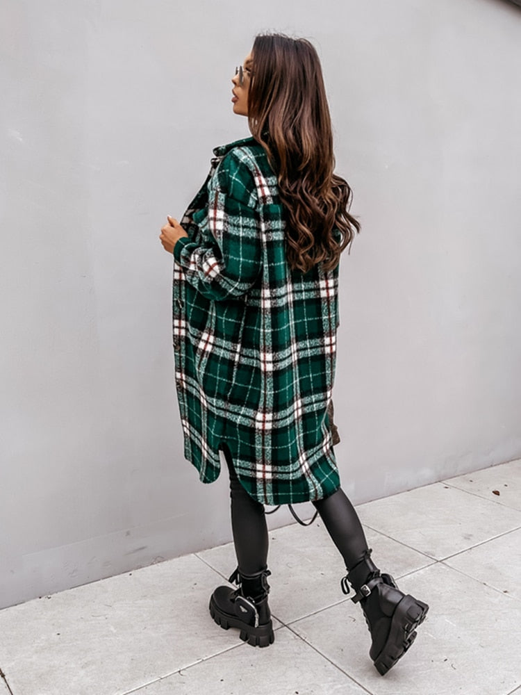 Veelzijdige geruite damesjas, ideaal als herfst- en lentejas. Comfortabele en trendy bovenkleding.