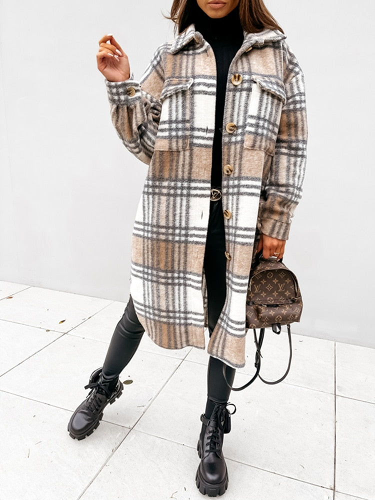 Geruite damesjas met klassiek patroon. Een modieuze must-have voor elke vrouwenmode garderobe.