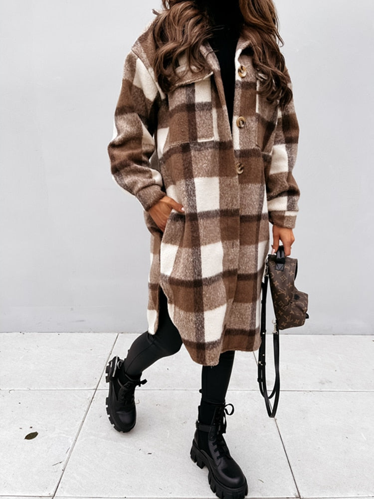 Vrouw draagt casual geruite jas. Ideaal voor herfst, comfortabel en stijlvol voor dagelijks gebruik.