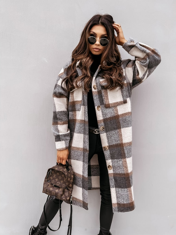 Chique geruite damesjas voor de winter. Modieuze bovenkleding, warm en comfortabel voor vrouwen.