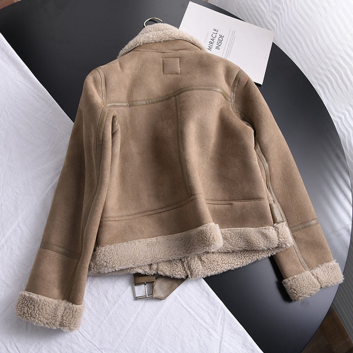 Comfortabele en stijlvolle dames seizoensjas in beige. Modieus en veelzijdig, perfect als elegante bovenkleding.
