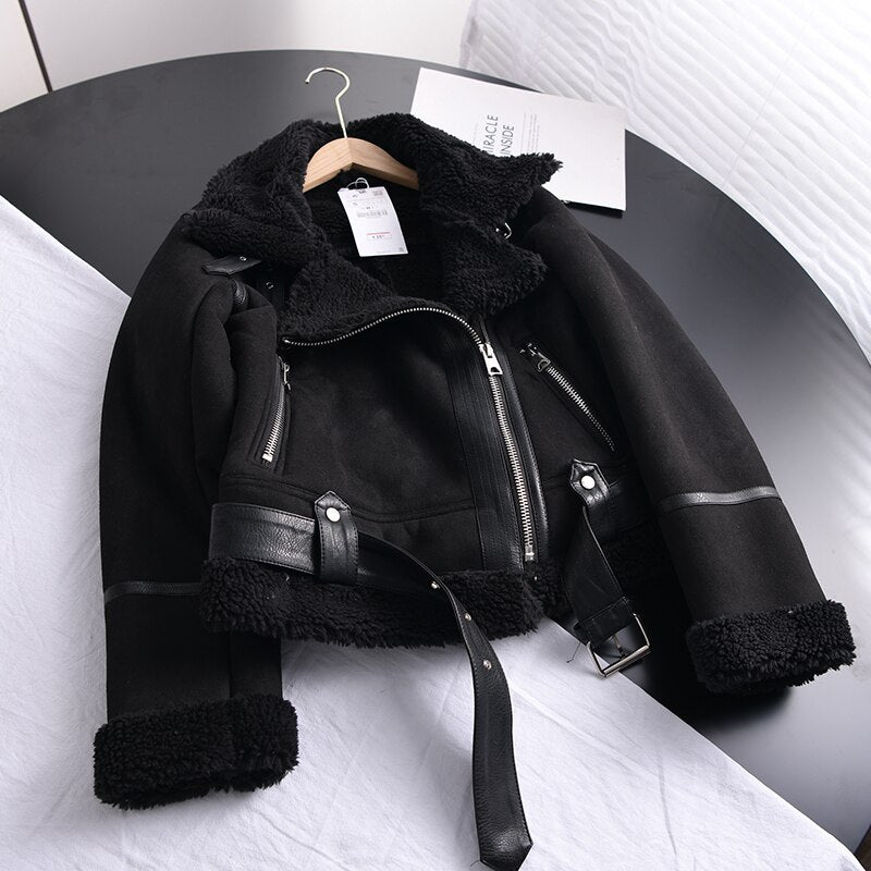 Veelzijdige zwarte Heleens damesjas. Stijlvolle en modieuze bovenkleding, ideaal voor alle seizoenen.