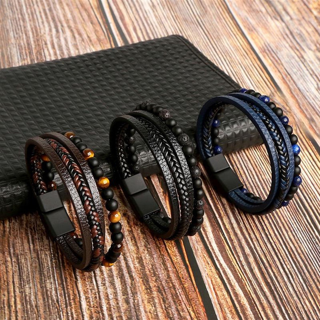 Moderne heren armbandenset met bruine en zwarte leren banden. Stijlvolle sieraden voor een complete look.