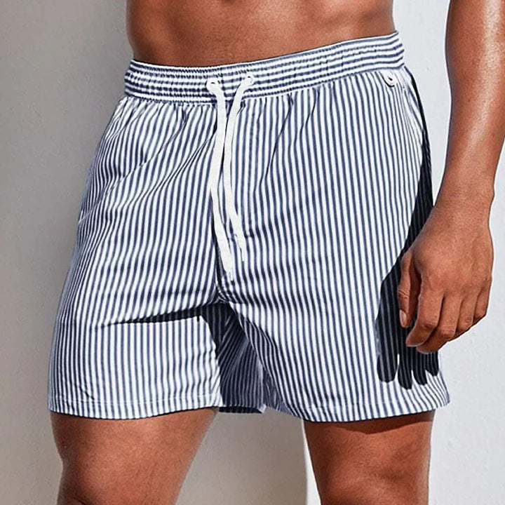 Comfortabele, sneldrogende heren boardshort van polyester, perfect voor strand en zwembad.