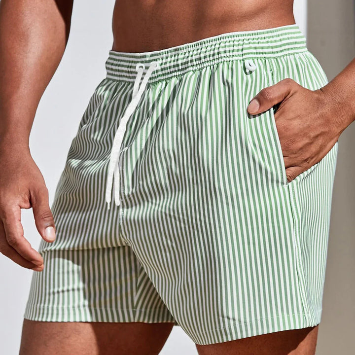 Trendy heren zwemshort/korte broek voor een actieve zomervakantie of ontspannen stranddag.