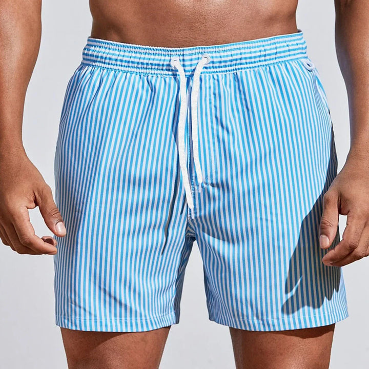 Detailopname van een comfortabele heren boardshort, geschikt voor wateractiviteiten en vrije tijd.