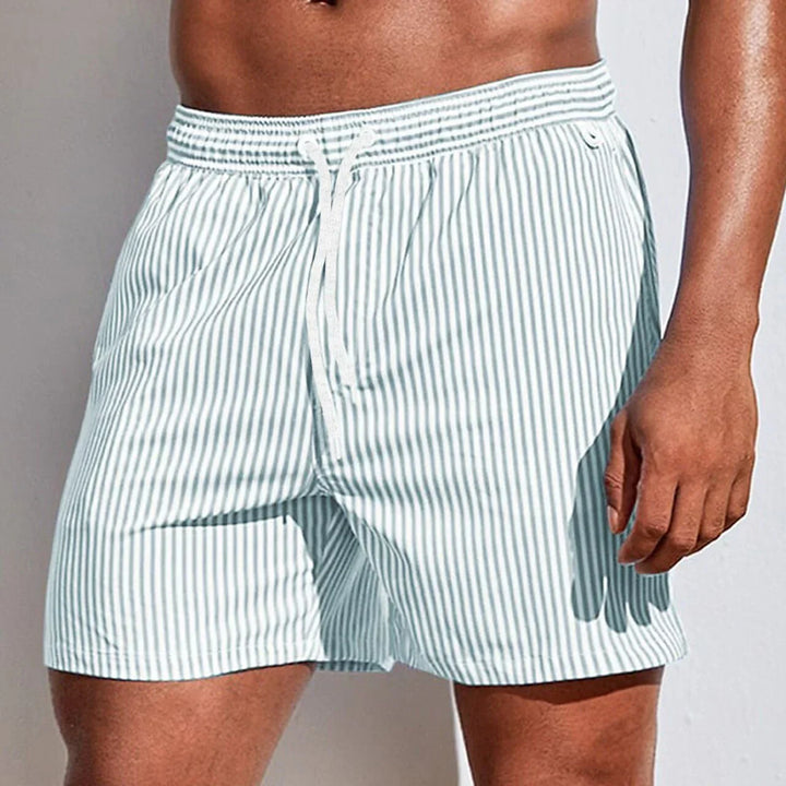 Moderne heren boardshort, sneldrogend en stijlvol, voor een dagje aan zee of bij het zwembad.
