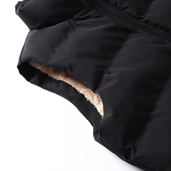 Elegant ontworpen heren bodywarmer met zachte bont accenten, perfecte bovenkleding voor elke stijl.