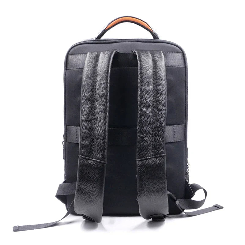 Hoogwaardige leren heren rugzak met robuust design en geïntegreerd vingerafdrukslot.