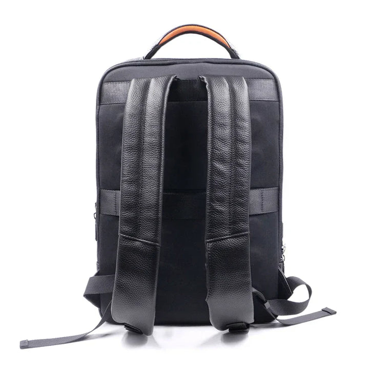 Hoogwaardige leren heren rugzak met robuust design en geïntegreerd vingerafdrukslot.