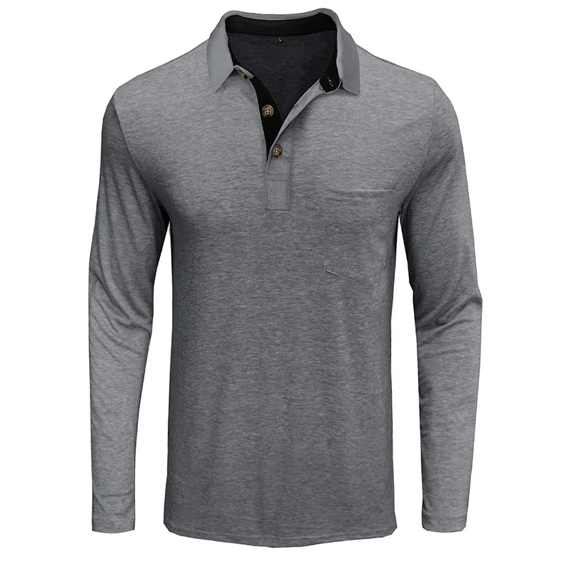 Man draagt comfortabele heren polo met lange mouwen, ideaal voor een relaxte dagelijkse outfit.
