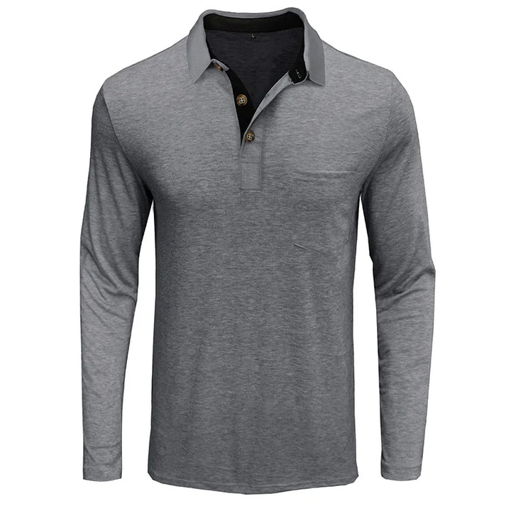 Man draagt comfortabele heren polo met lange mouwen, ideaal voor een relaxte dagelijkse outfit.