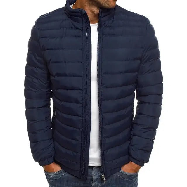 Moderne heren tussenjas Lennart met opstaande kraag, ideaal als veelzijdige lente- of zomerjas. Casual stijl.