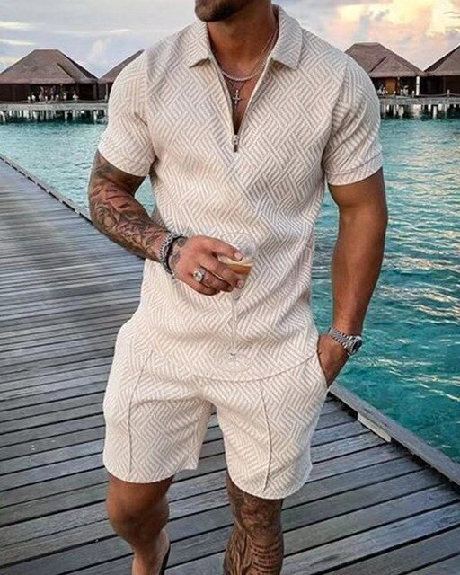 Stijlvolle heren zomerset: comfortabele beige polo en bijpassende shorts, perfect voor casual vrijetijd of strandkleding.