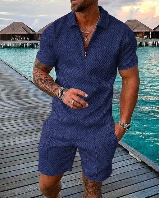 Comfortabele marineblauwe heren zomerset met polo en shorts. Stijlvolle vrijetijdskleding voor warme dagen.