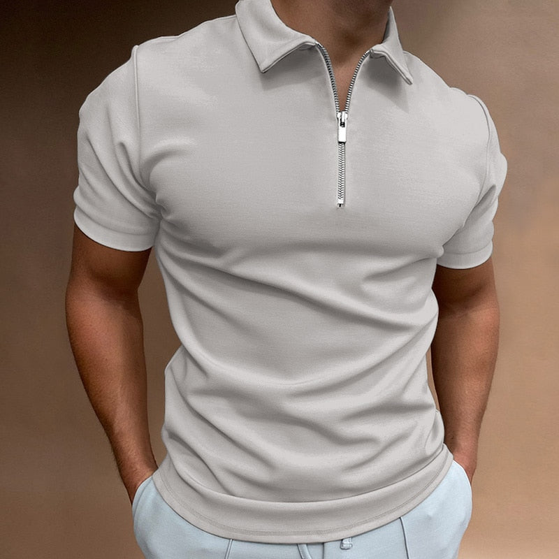 Close-up van de effen herenpolo, toont de kwaliteitsstof en de subtiele ritssluiting. Comfortabele kleding.