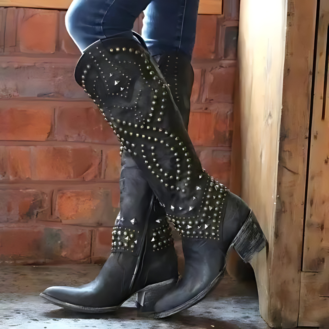 Stijlvolle hoge dameslaarzen Elena met opvallende studs; elegant en comfortabel voor herfst en winter.