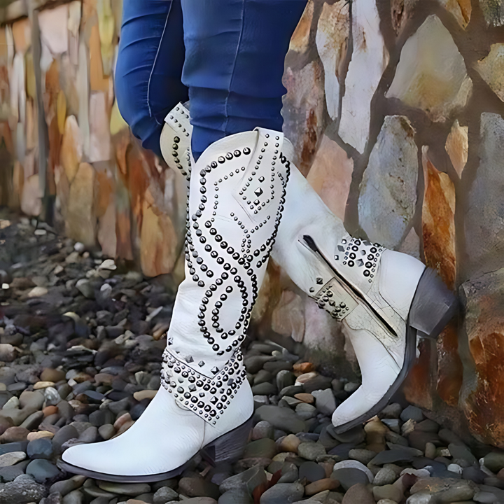 Elegante hoge dameslaarzen Elena met subtiele studs; stijlvol en warm voor herfst en winter.
