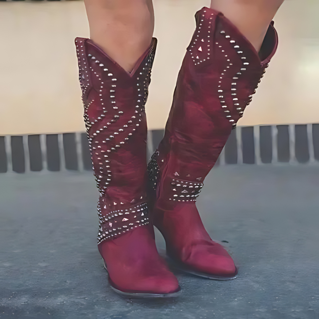 Hoge dameslaarzen met studs, veelzijdig voor alle seizoenen. Combineert stijl met comfort voor elke gelegenheid.
