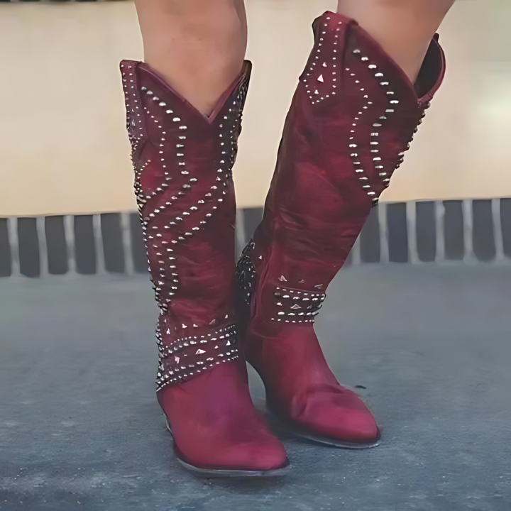Hoge dameslaarzen met studs, veelzijdig voor alle seizoenen. Combineert stijl met comfort voor elke gelegenheid.