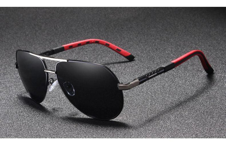 Man draagt Lennart heren zonnebril, een trendy mode accessoire met UV400 oogbescherming.