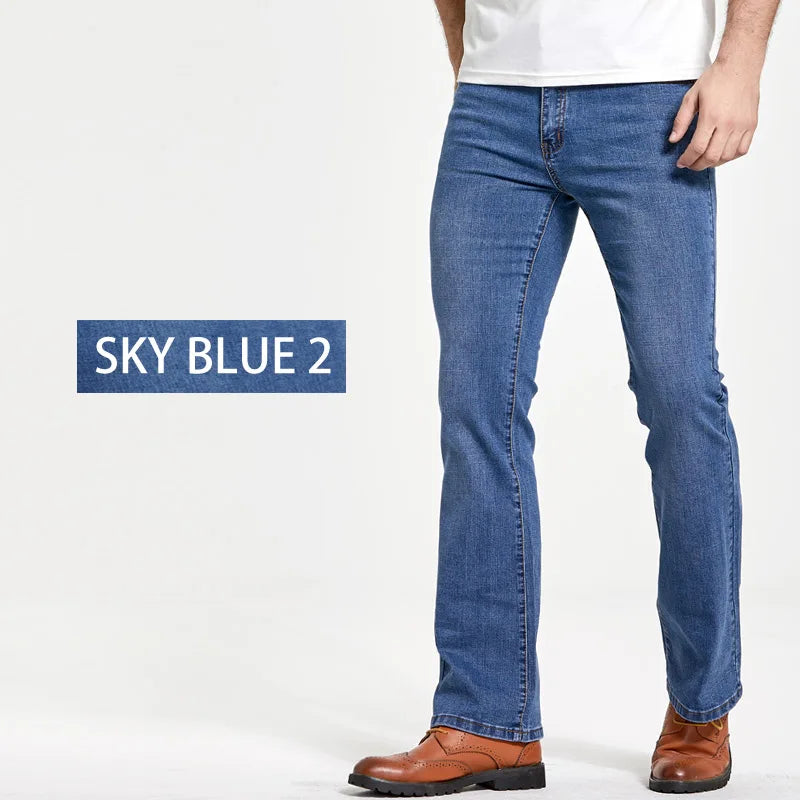 Achterkant van een zwarte Lucas heren bootcut jeans, slim fit spijkerbroek. Benadrukt de moderne pasvorm.