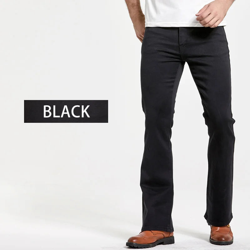 Zijzicht van de donkerblauwe Lucas heren bootcut jeans. Slim fit spijkerbroek voor dynamische mannen mode.