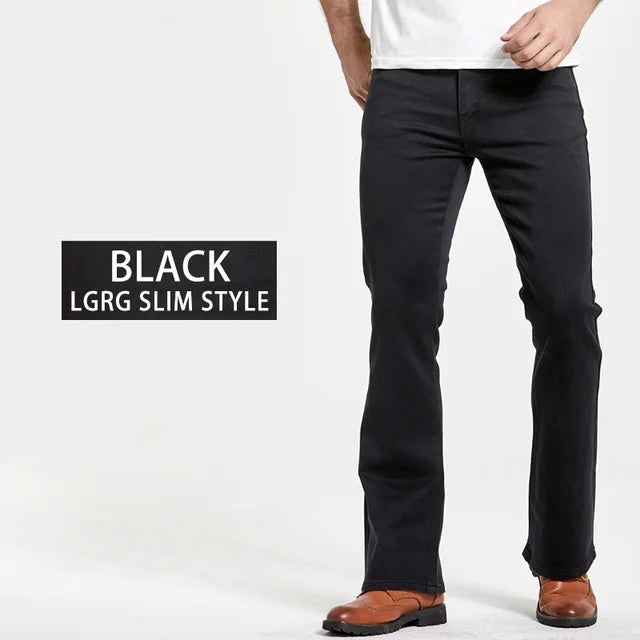 Close-up van de bootcut flare van de donkerblauwe Lucas heren jeans. Comfortabele slim fit spijkerbroek.