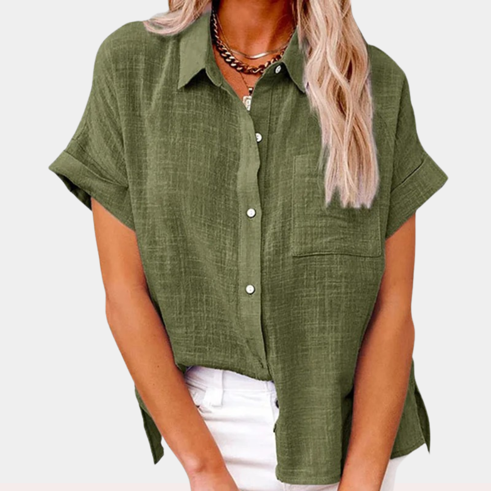 Comfortabele losvallende damesblouse met korte mouwen en discrete knoopsluiting. Ideale zomer- en lenteblouse.