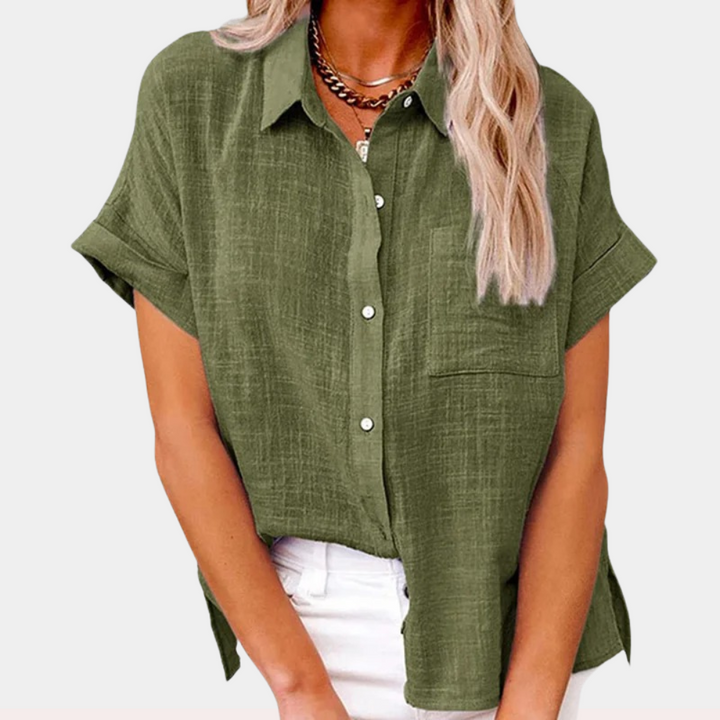Comfortabele losvallende damesblouse met korte mouwen en discrete knoopsluiting. Ideale zomer- en lenteblouse.