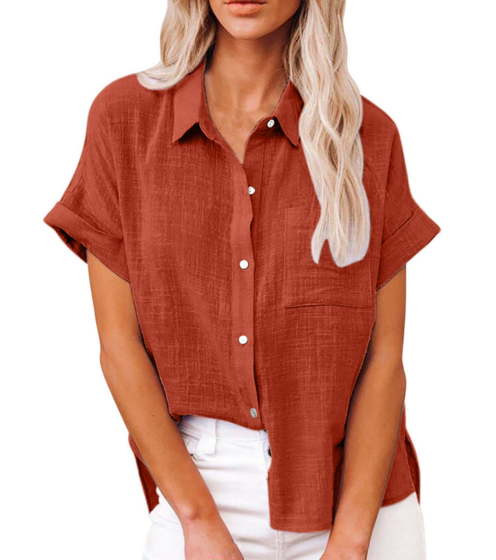 Detail van de effen, luchtige damesblouse met korte mouwen en subtiele knoopjes. Modieus comfort.